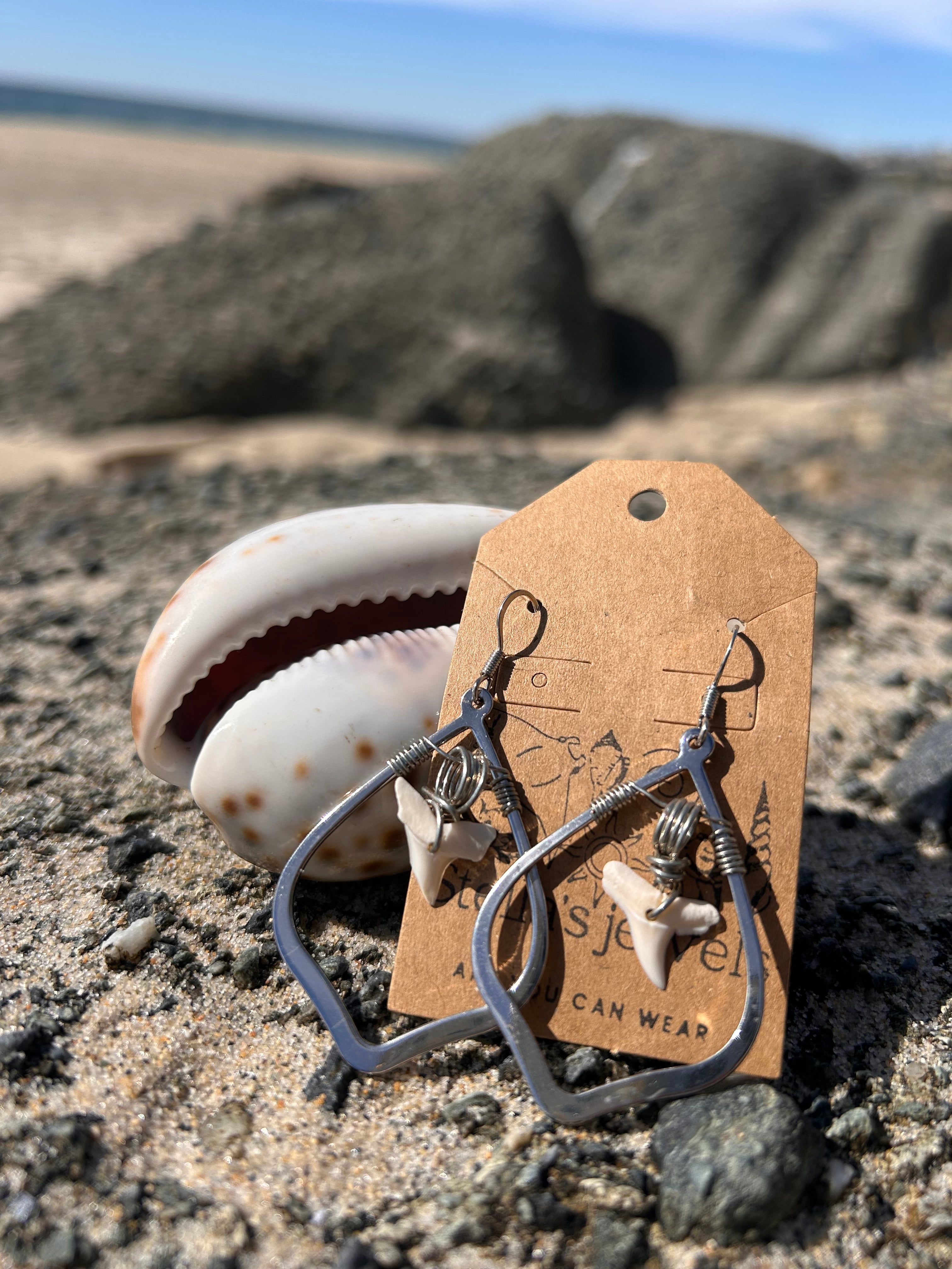 Shark tooth teardrop earrings (silver)